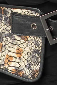 Large ceinture au motif serpent. - détail