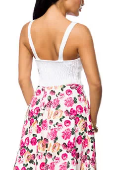 Petite robe légère d'été courte à bretelles et à la jupe florale. - détail