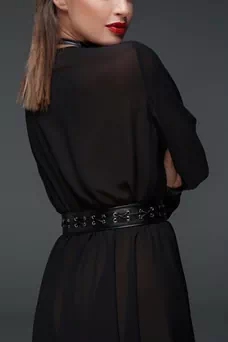 Robe voile noire à manches longues avec un collier et une ceinture. - détail
